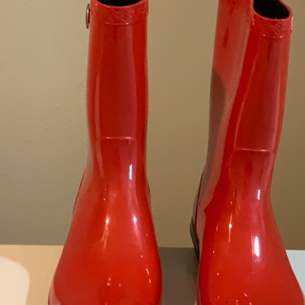 NWOT, UGG COLOR RED PRETTY SIZE 7,